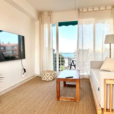 Light-filled With Sea Views דירה *