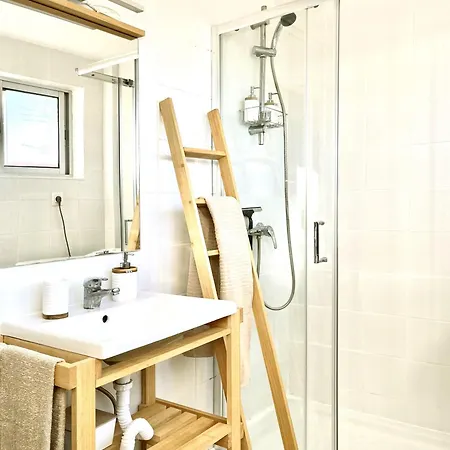 Light-filled With Sea Views *